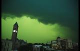 一场强风暴，美国这里天空突然变成诡异绿色，网友：科幻海报啊！