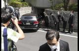 日本女政客们到安倍私宅悼念，纷纷哭成泪人，似比昭惠还伤心