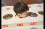 辽宁一幼童钻进调料台被卡，网友：他是不是想当香辣酱