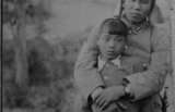 1940年，记者拍到一位被日军用双手搂住的小女孩，眼神让人心痛