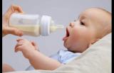 奶粉一直喝还是经常换着喝？出现4种情况该换奶粉了，附转奶要点